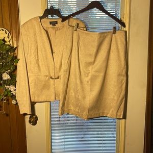 Beige lining 2 piece dresses suite; below the knees
